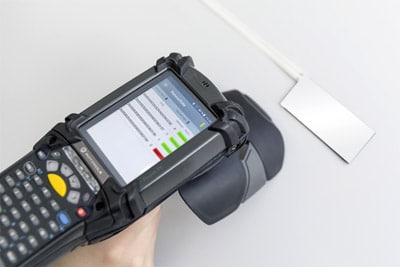 Das RFID-Lesegerät erfasst alle wichtigen Informationen (Quelle: Schreiner Group)