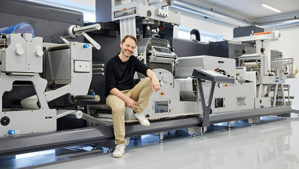 Uffe Nielsen, CEO Grafisk Maskinfabrik, vor dem „Flagship“ der DC Baureihe (Quelle: GM)